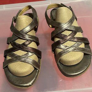 Naturalizer sandals in metallic leather - silver/gold/bronze - 7W - low heel